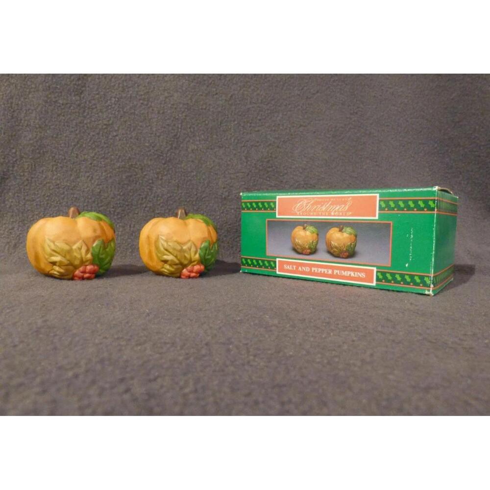 House of Floyd Salt/pepper pumpkin shaker set, porcelain, orange,‎ new in box